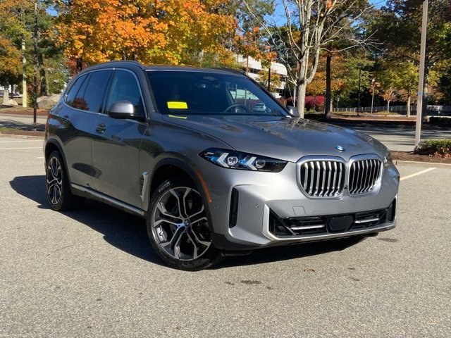 Used 2026 Skyscraper Grey Metallic BMW xDrive40i image 2