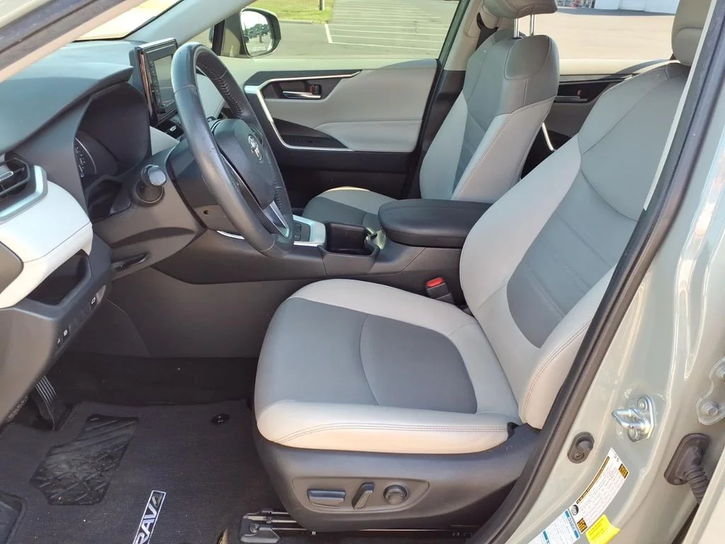 Used 2022 Lunar Toyota XLE Premium image 15