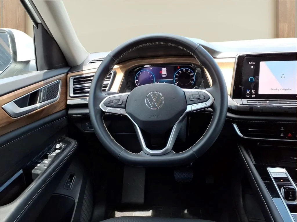 Used 2025  Volkswagen 2.0T SE w/Technology image 22
