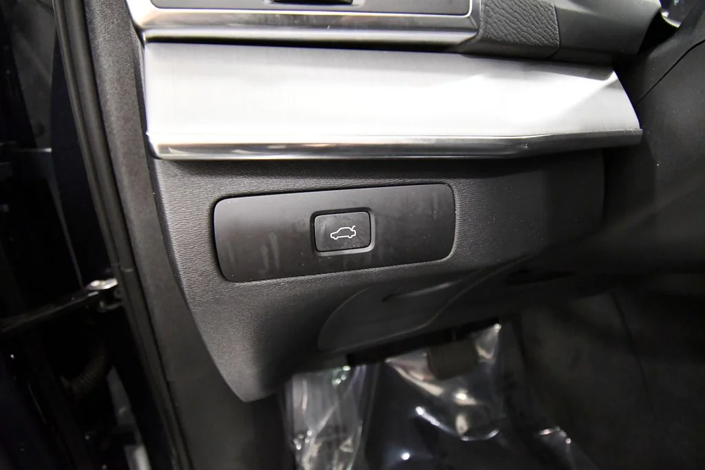 Used 2023 Blue Volvo B5 Core image 20