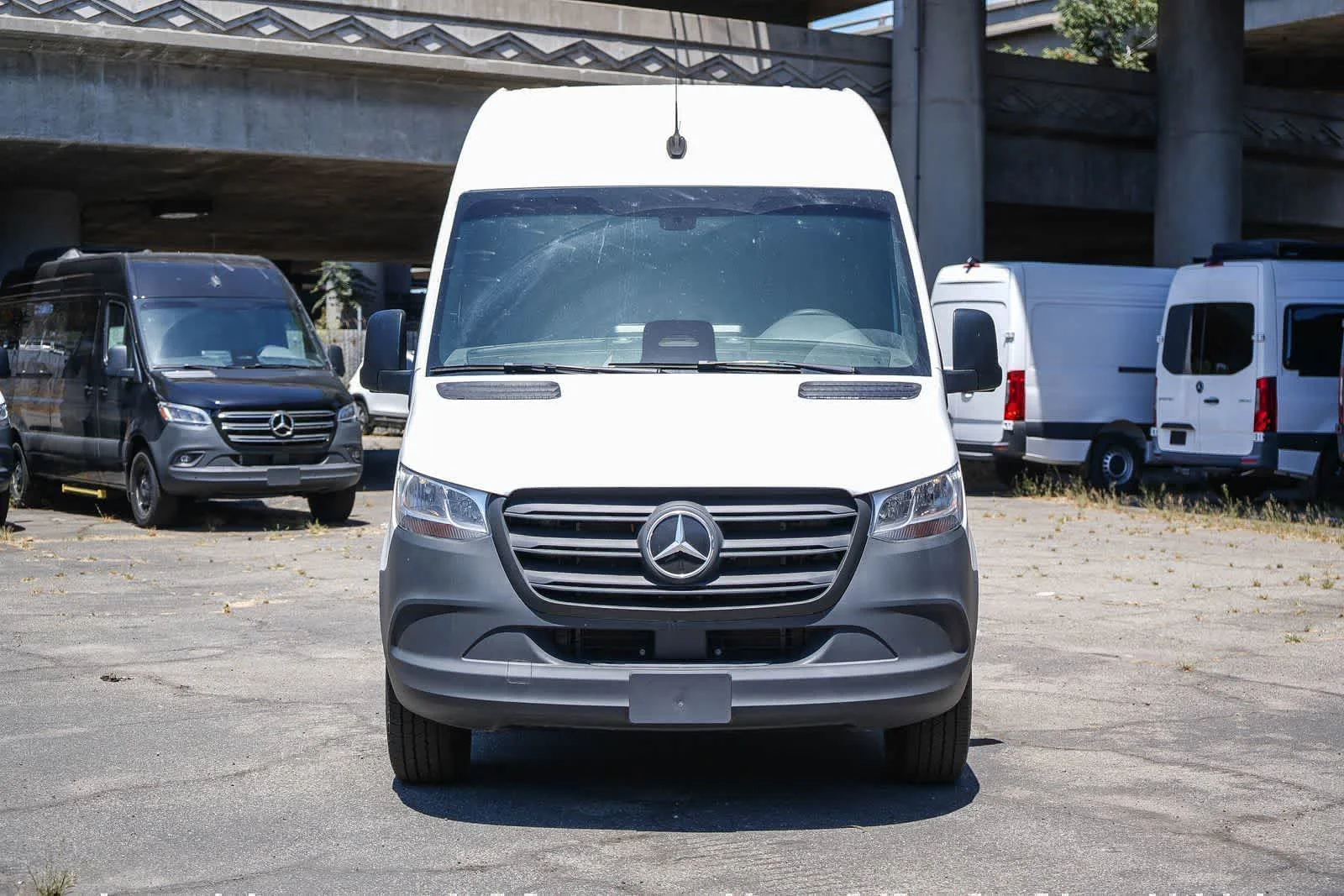 New 2025 Arctic+White Mercedes-Benz Cargo 170WB High Roof 113kw Battery RWD SO Motor image 2