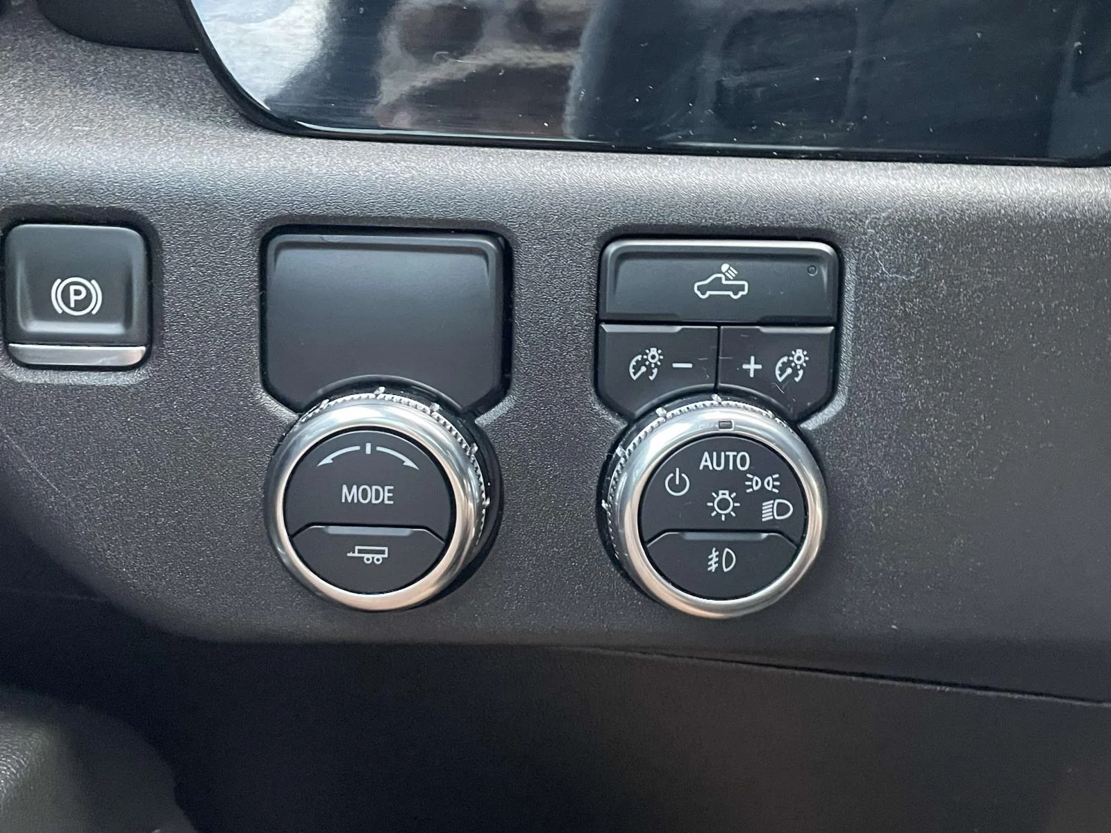 Used 2024 Summit White GMC Elevation image 25