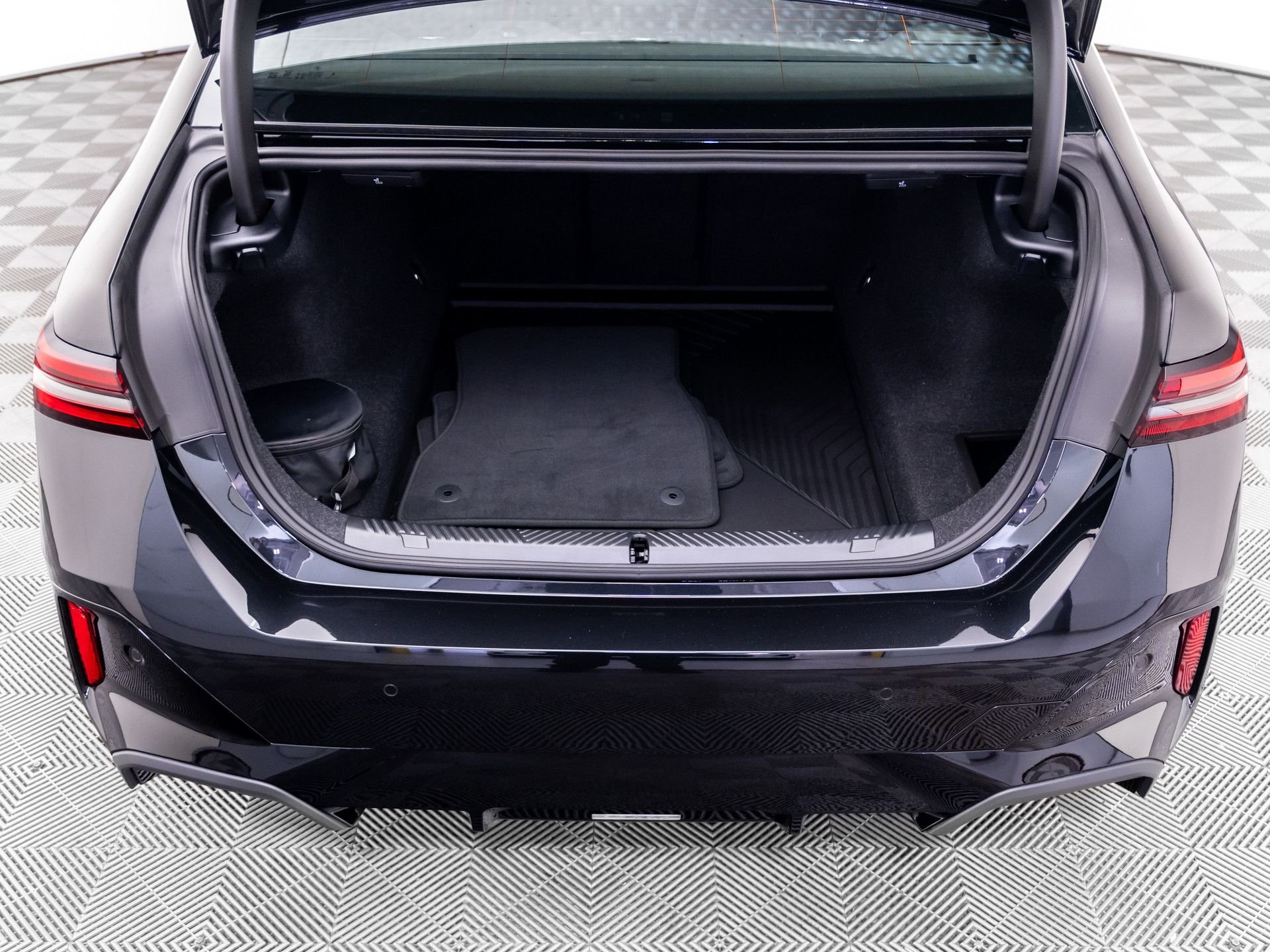 New 2027 Black Sapphire Metallic BMW 540i xDrive image 32