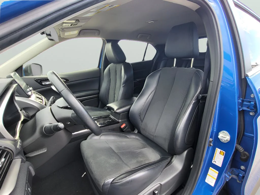 Used 2024 Lightning Blue Metallic Mitsubishi SE image 11