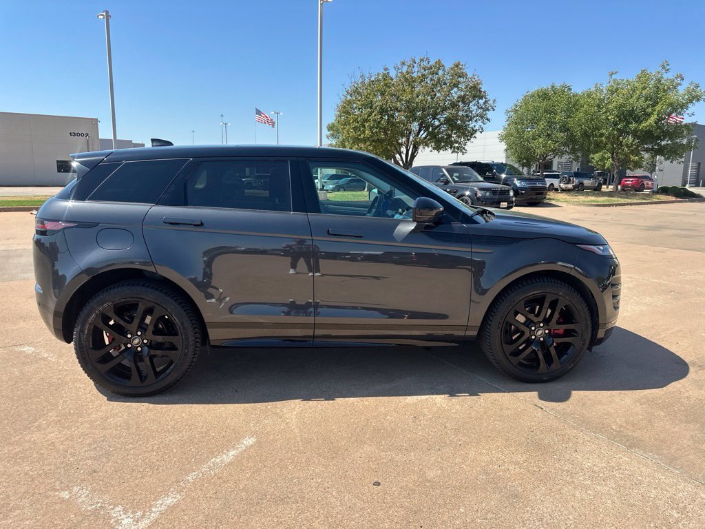 Used 2023  Land Rover R-Dynamic SE image 4