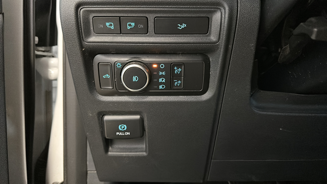 Used 2023 Oxford White Ford XLT image 31