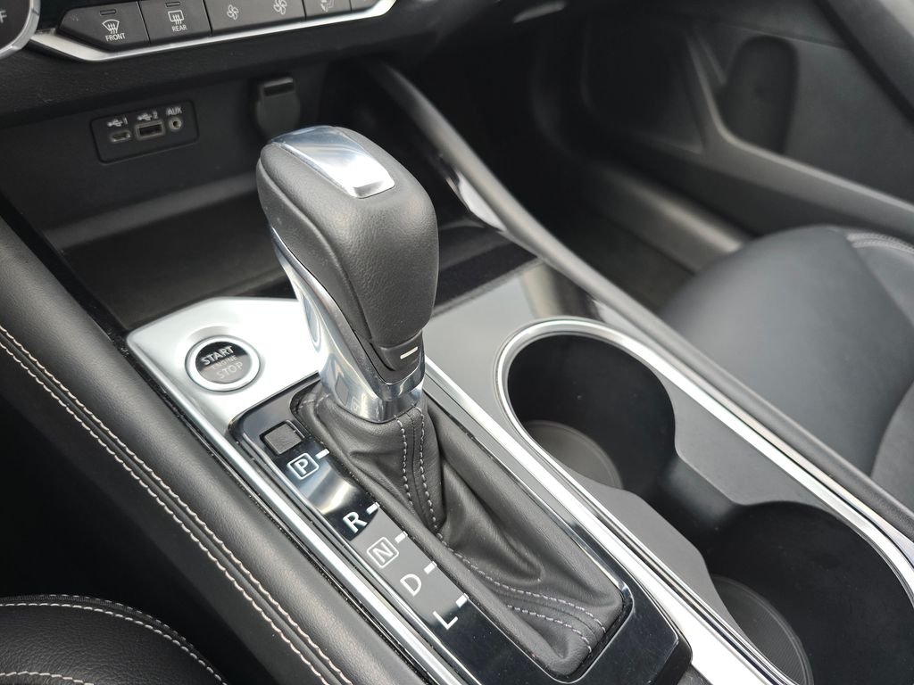 Used 2020 White Nissan 2.5 Platinum image 28