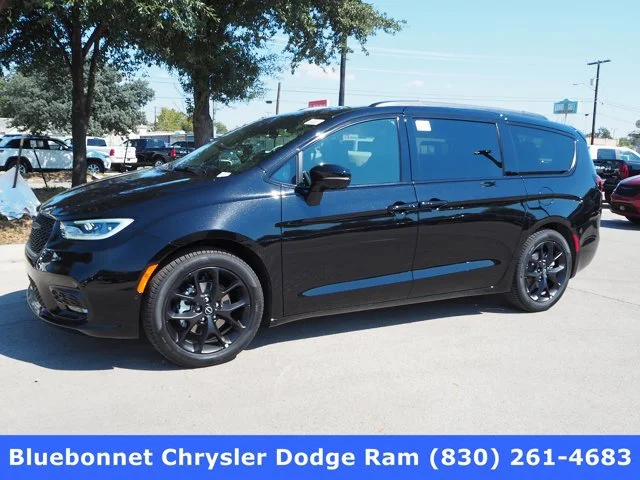 2026 Chrysler Pacifica Limited's photo