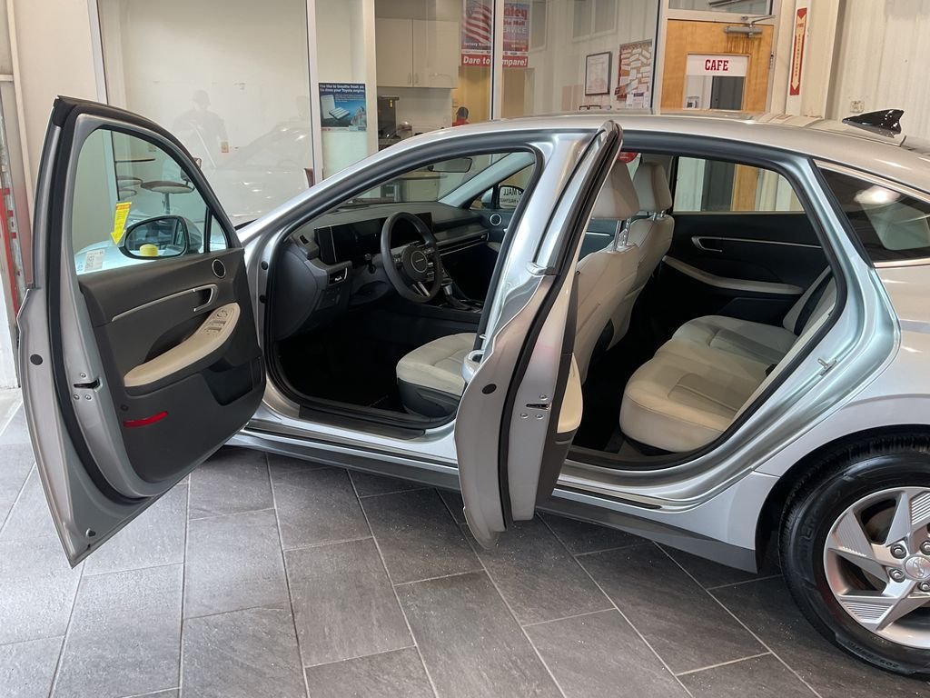 Used 2025 Silver Hyundai SE image 10