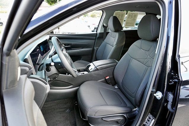 Used 2025 Black Hyundai SE image 15
