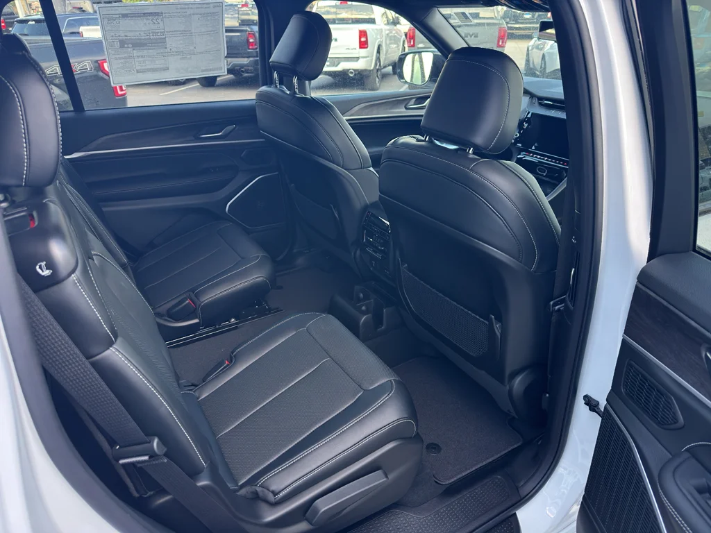 New 2026 Bright White Clear-Coat Exterior Paint Jeep Limited Reserve image 11