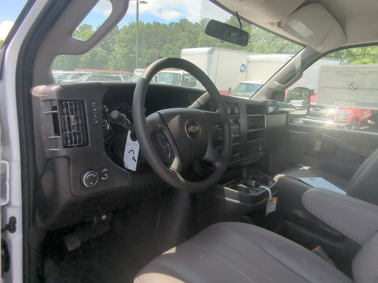 2025 Chevrolet Express Cargo Work Van - Photo 10