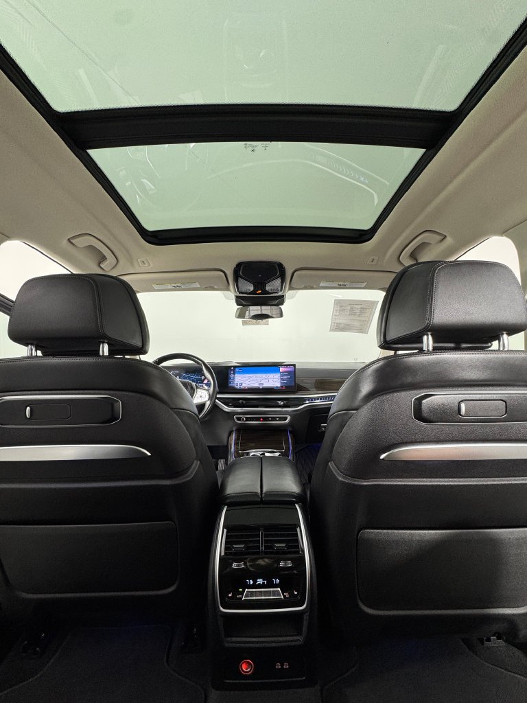 Used 2023 White Metallic BMW xDrive40i image 28