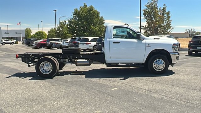 2026 RAM 3500 Chassis Tradesman - Photo 2