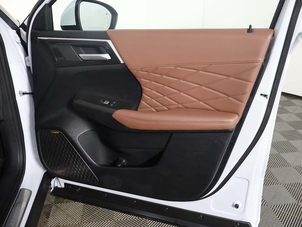 New 2026 White Mitsubishi SEL image 31