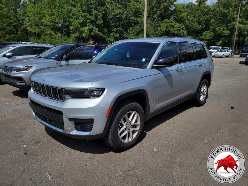 Used 2023 Silver Jeep Laredo image 1