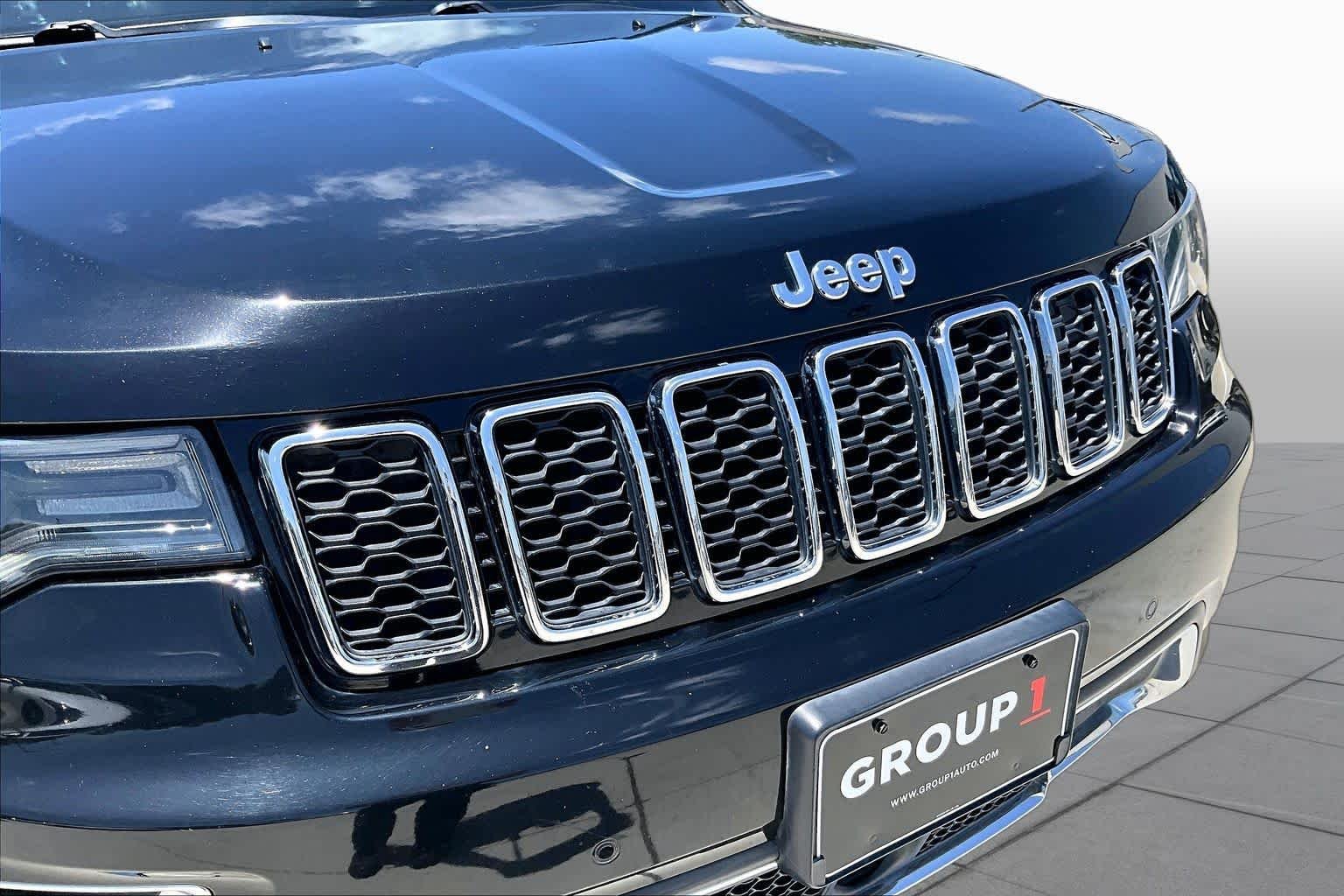 Used 2017 Diamond Black Crystal Pearlcoat Jeep Limited image 28