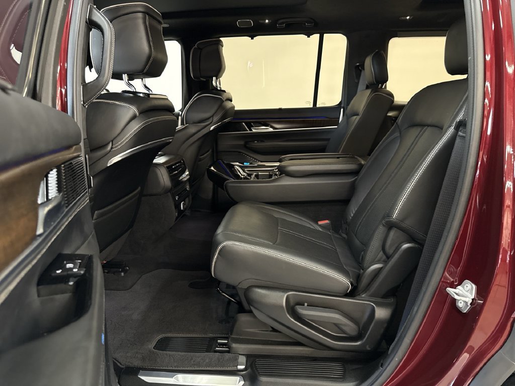 Used 2022 Velvet Jeep Series II image 16