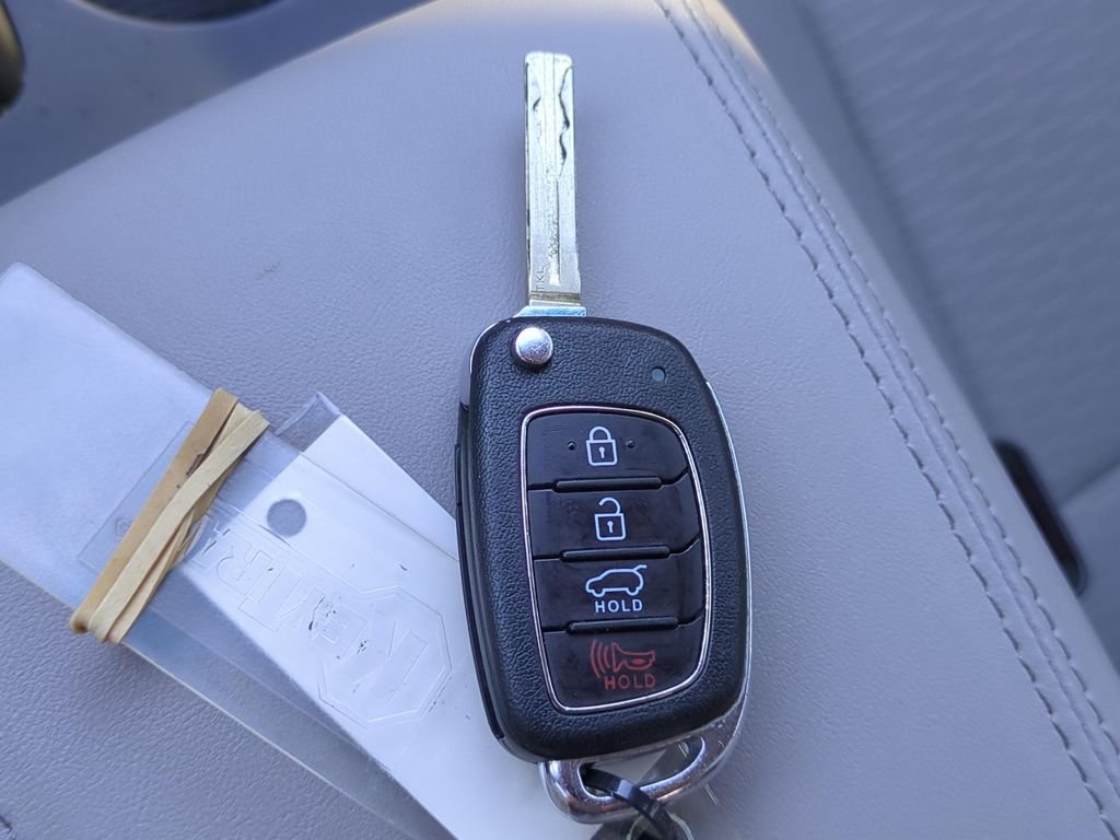 Used 2020 White Hyundai SE image 23