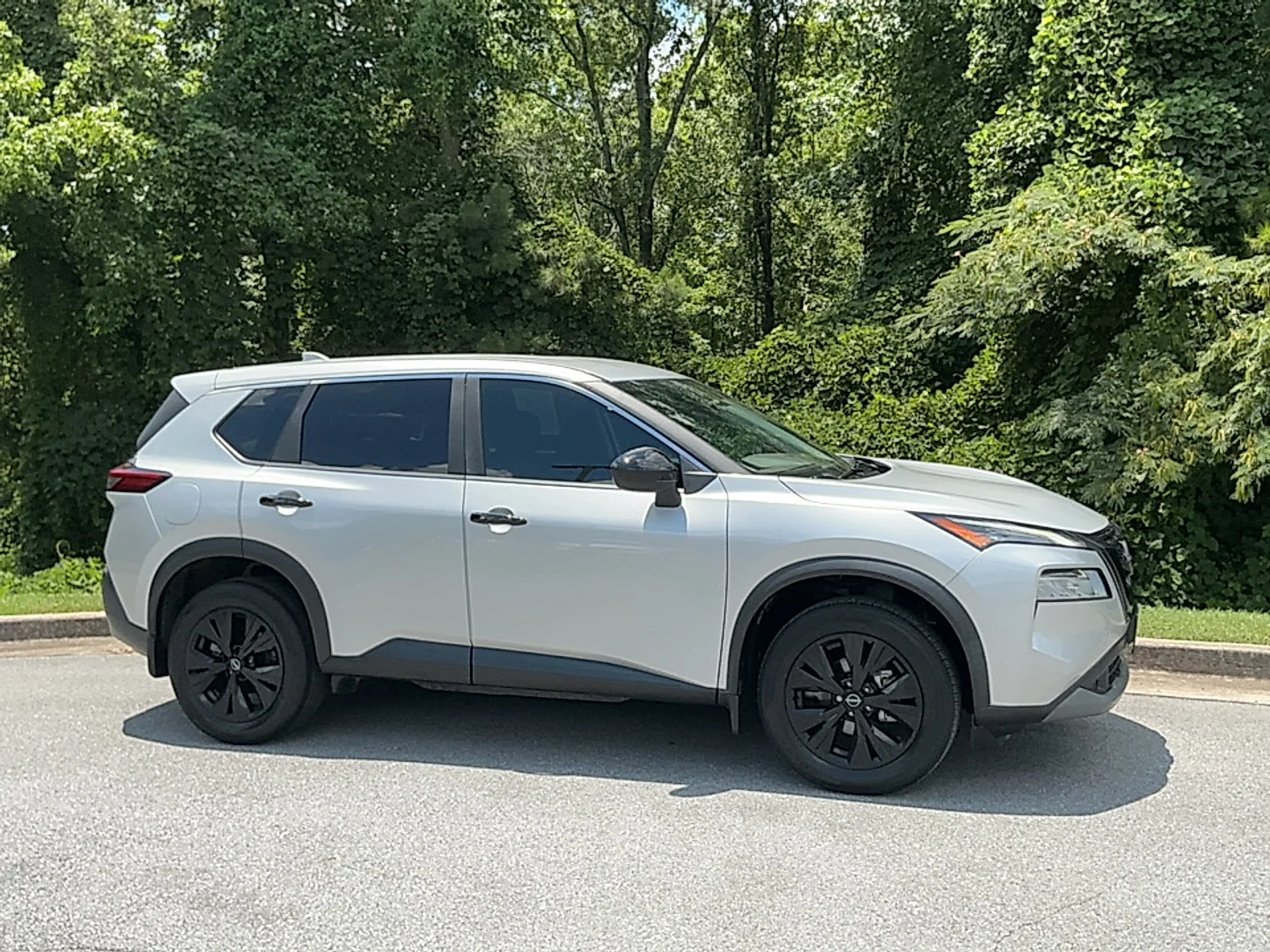 Used 2023  Nissan SV FWD image 1