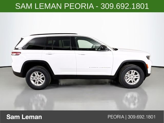 New 2025 Bright White Clear-Coat Exterior Paint Jeep Laredo image 8