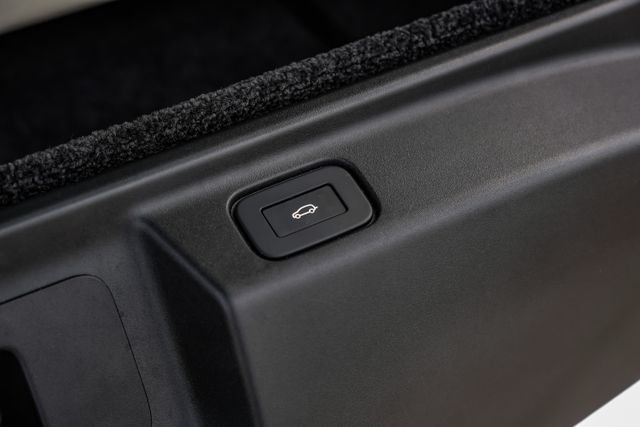 Used 2025 White Land Rover SE image 63