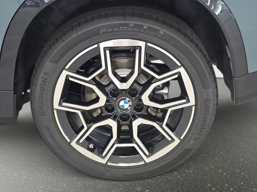 New 2026 Cape York Green Metallic BMW xDrive28i image 17