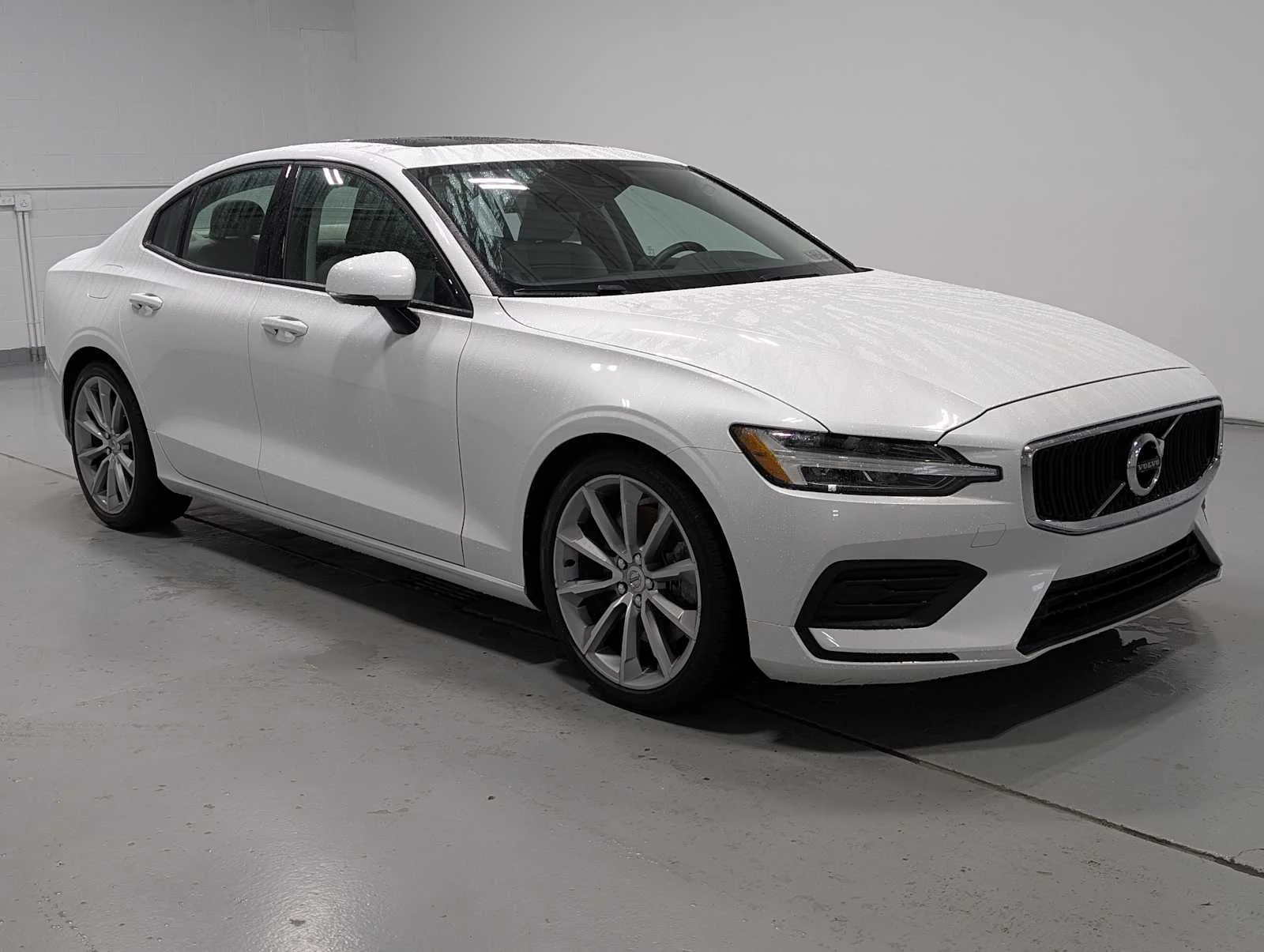 Used 2020  Volvo Momentum image 6