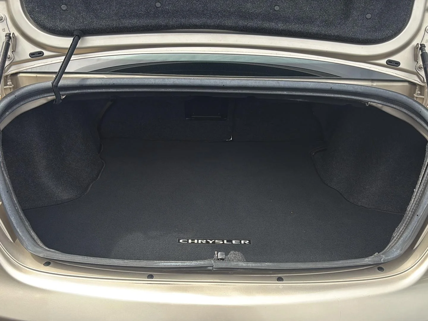 Used 2013 Cashmere Pearl Chrysler Touring image 18