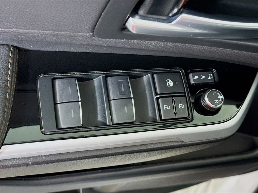 Used 2025 Wind Chill Pearl Toyota Platinum image 18