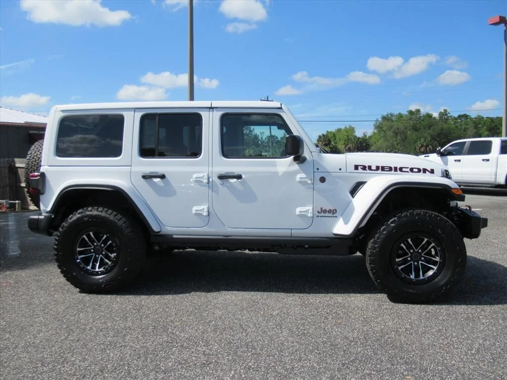 New 2026 Bright White Clear-Coat Exterior Paint Jeep Rubicon X image 2