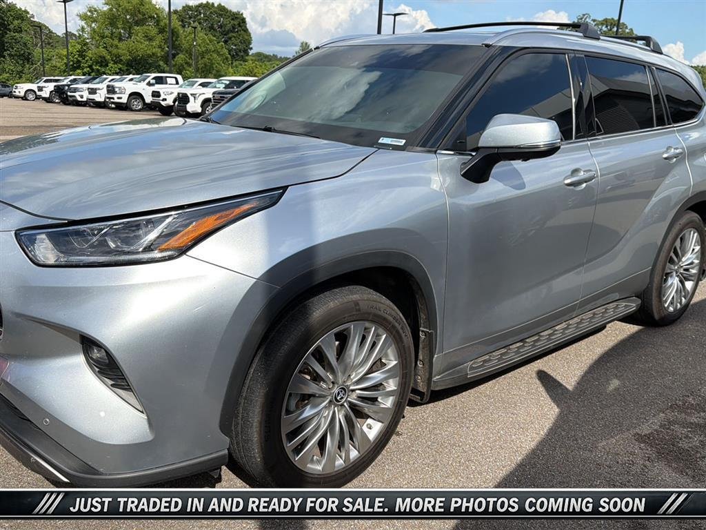 2023 Toyota Highlander Platinum FWD's photo