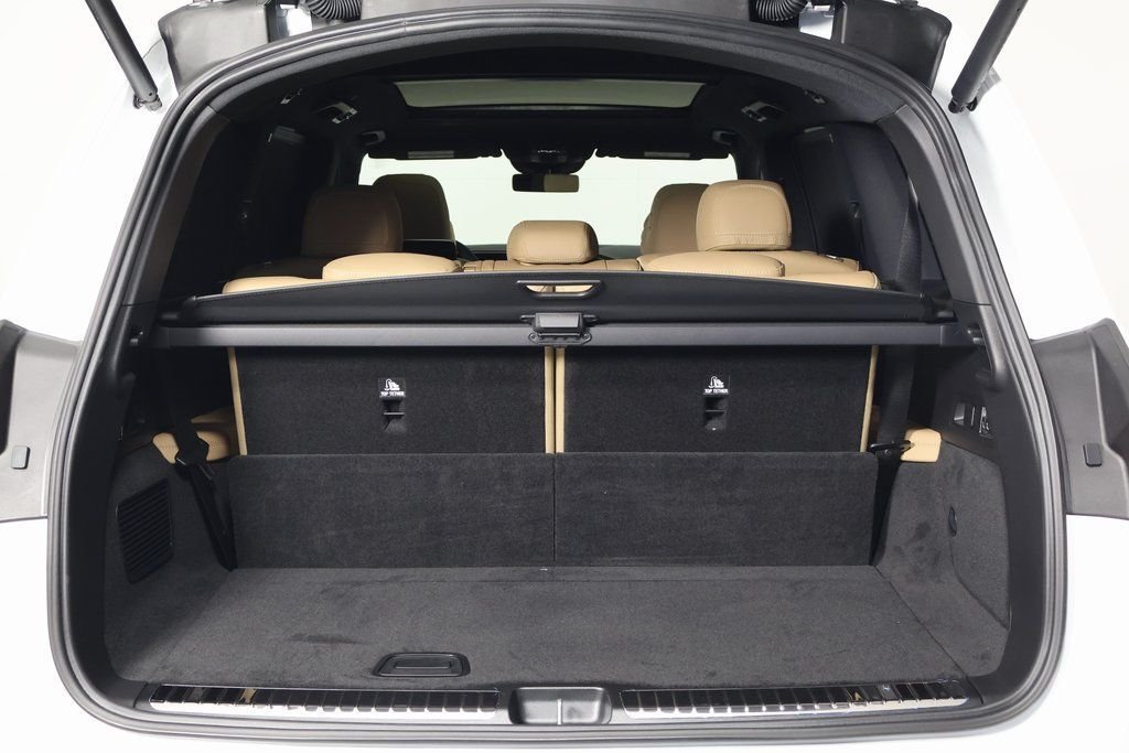 New 2026 MANUFAKTUR Moonlight White Metallic Mercedes-Benz GLS 450 image 9
