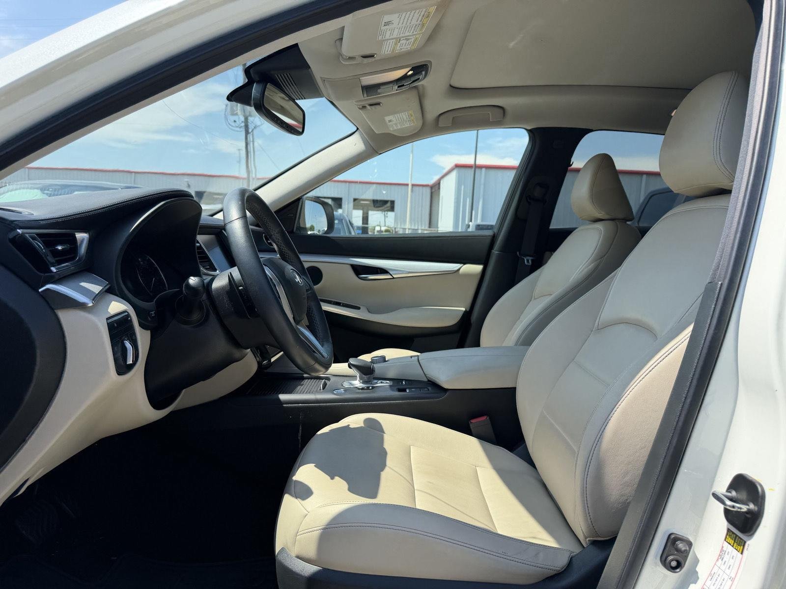 Used 2020 Majestic White INFINITI LUXE image 5