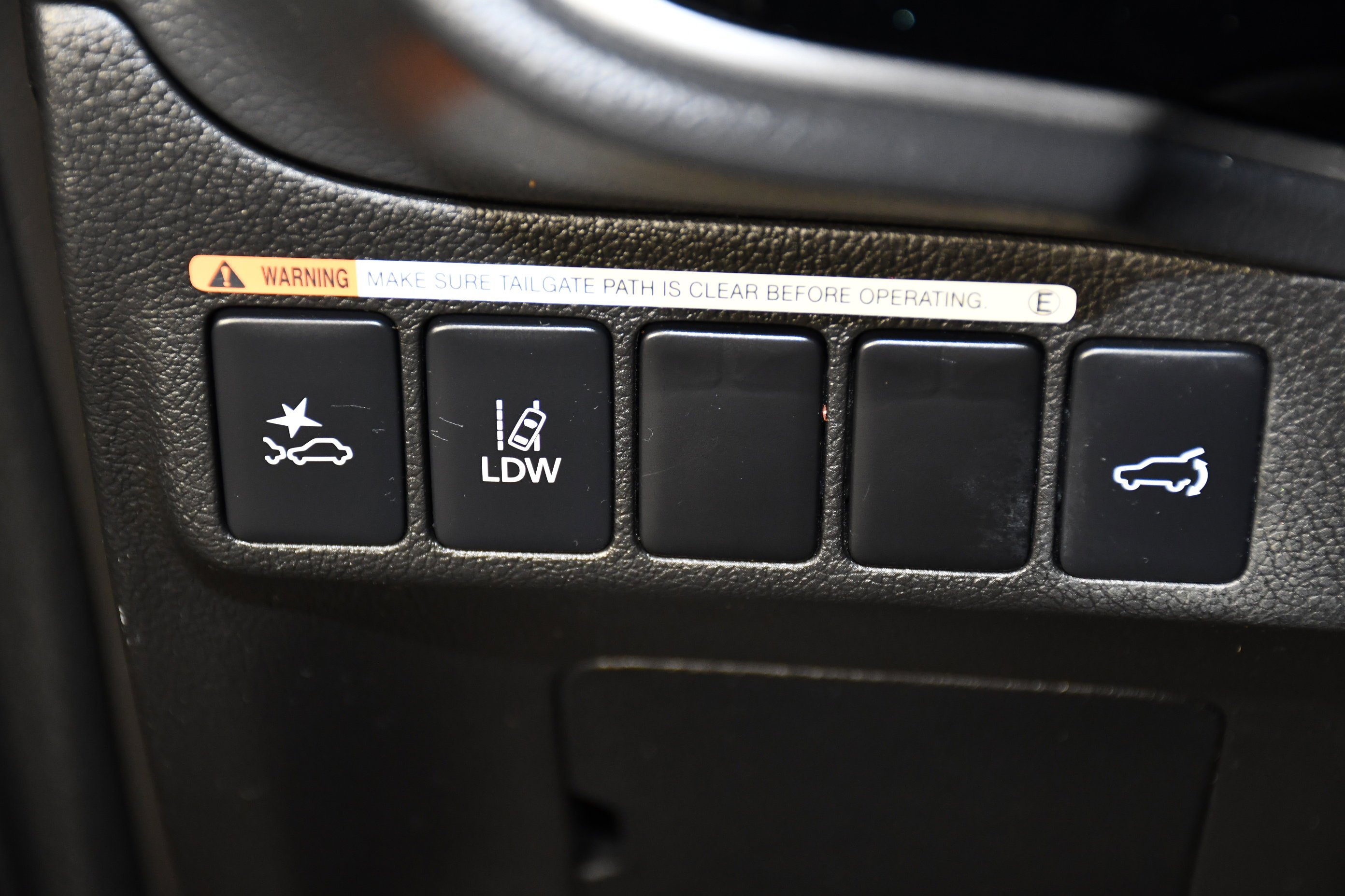 Used 2020 Labrador Black Metallic Mitsubishi SEL image 34