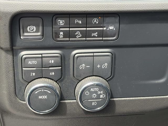 Used 2025 Gray Chevrolet Z71 image 20