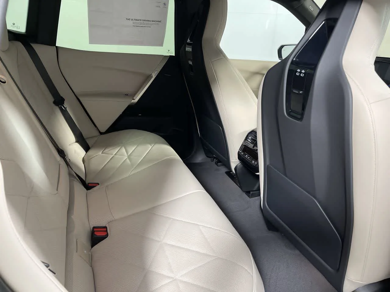 New 2022 Alpine White BMW xDrive50 image 30
