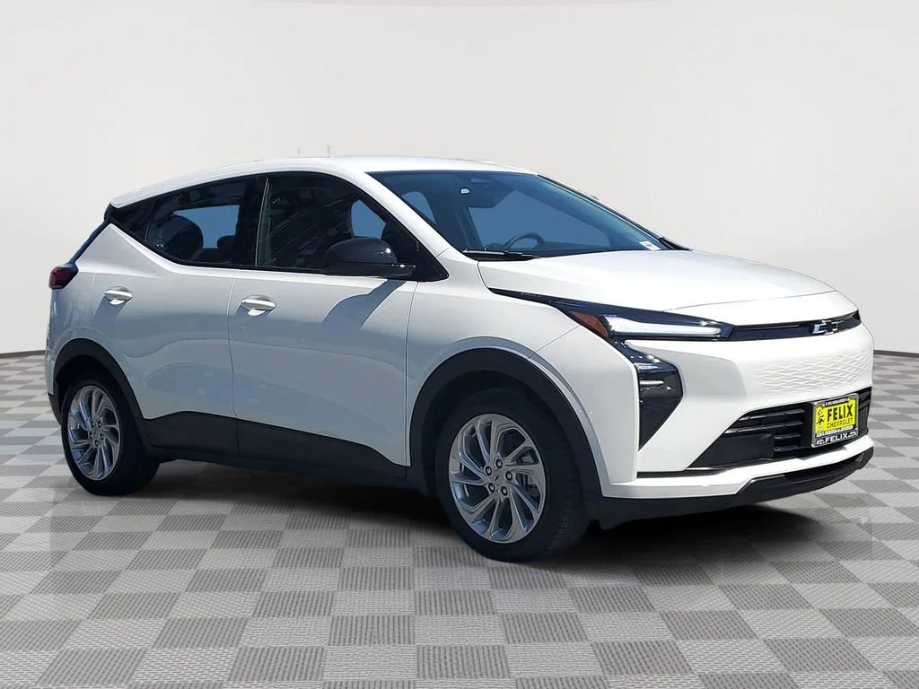 New 2027 Summit White Chevrolet LT image 3