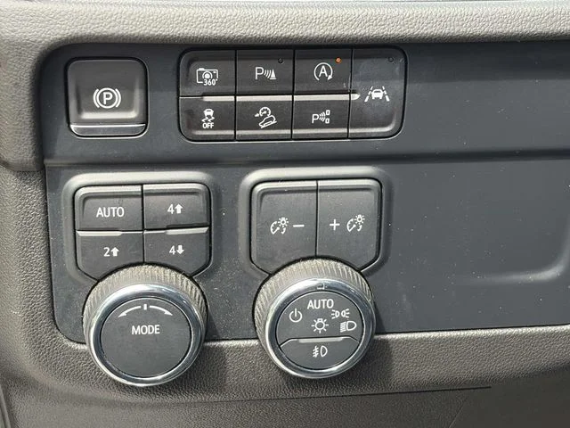 Used 2025 Gray Chevrolet Z71 image 20