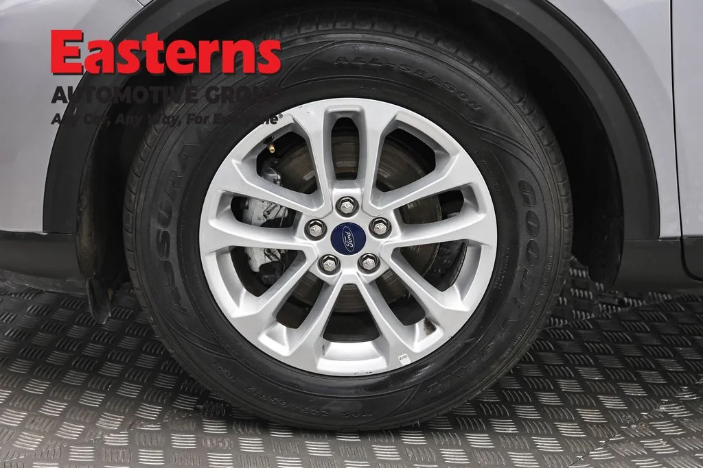 Used 2022 Silver Ford SE image 33
