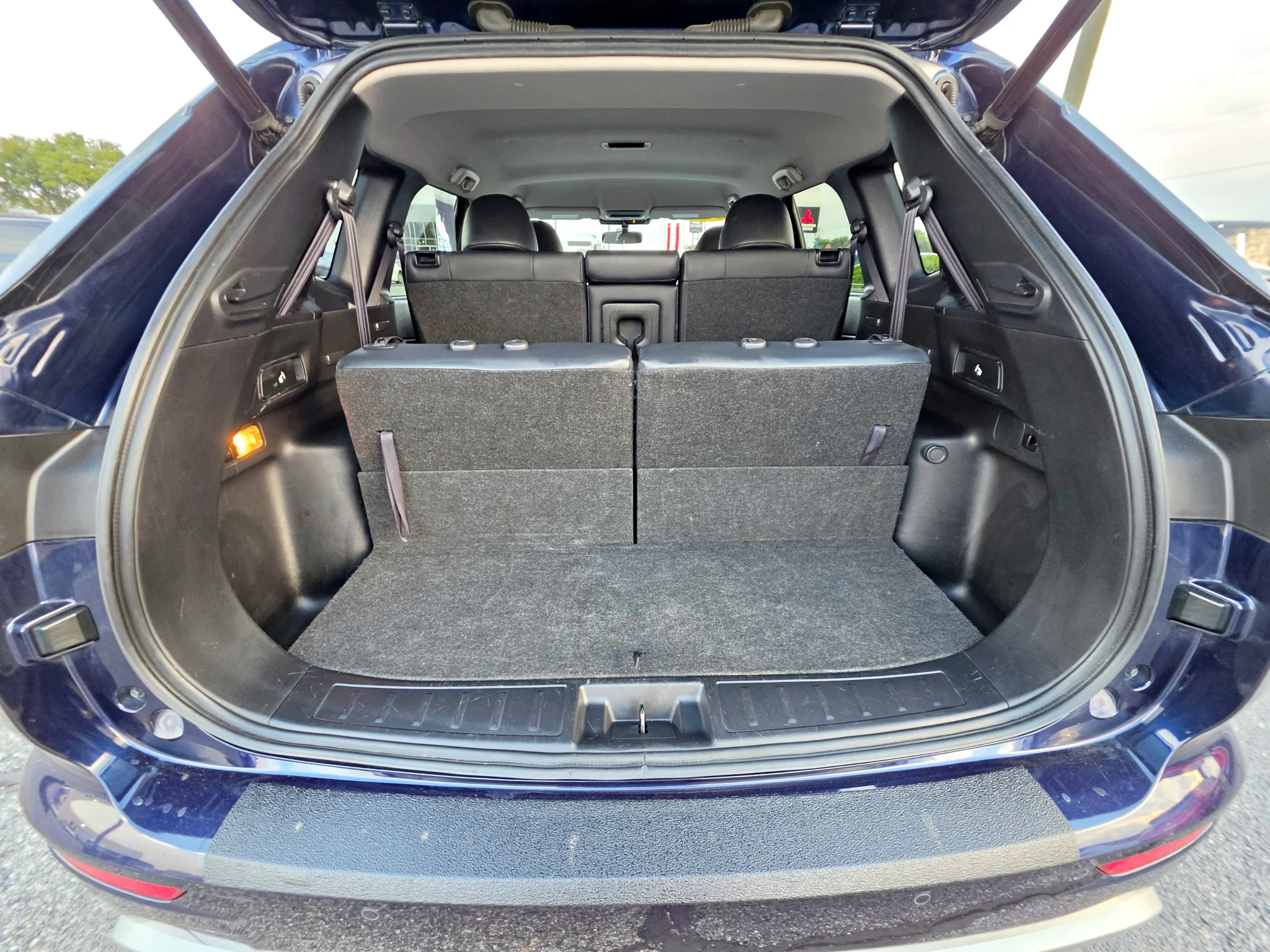 Used 2024 Cosmic Blue Metallic Mitsubishi SE image 25