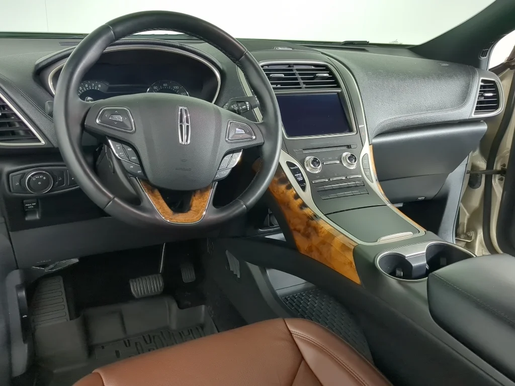 Used 2017 Tan Lincoln Reserve image 13