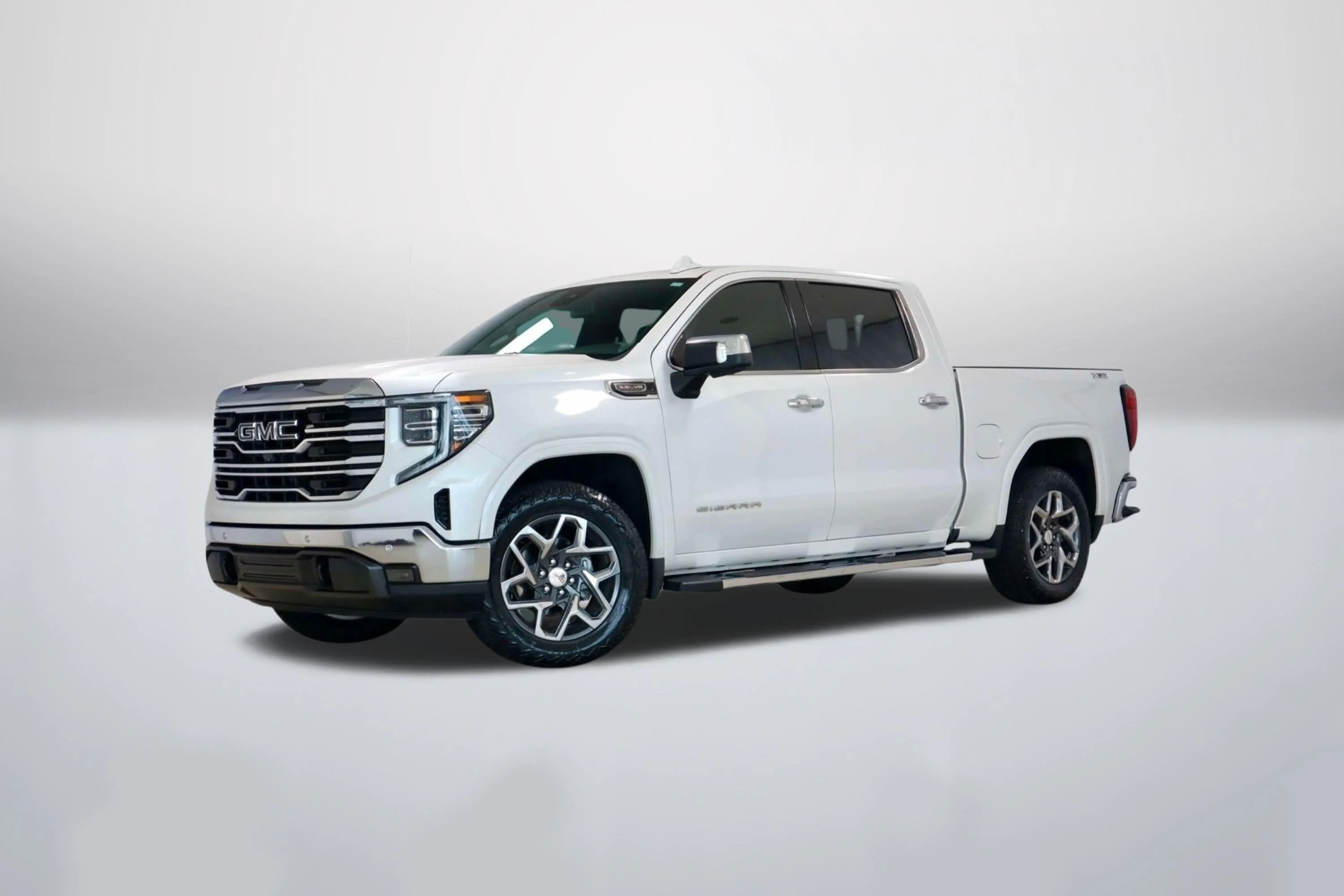 Used 2022 White Frost Tricoat GMC SLT image 1