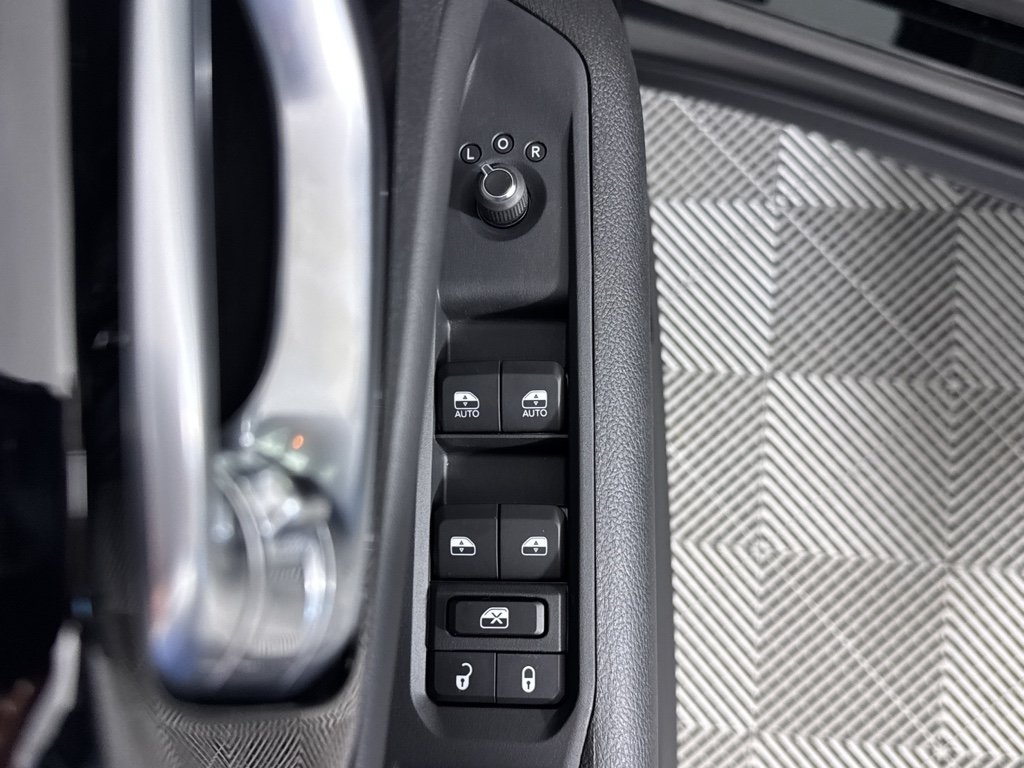 New 2026 Diamond Black Crystal Pearl-Coat Exterior Paint Jeep Limited Altitude image 25
