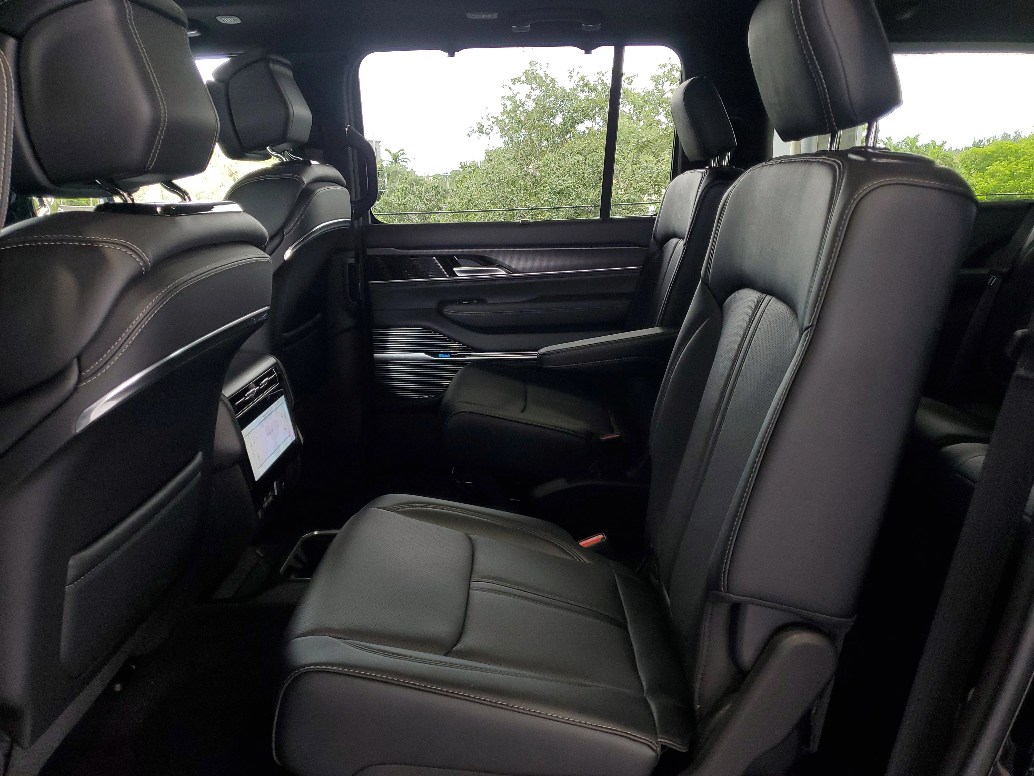 New 2026 High Gloss Black Exterior Paint Jeep Summit Obsidian image 8
