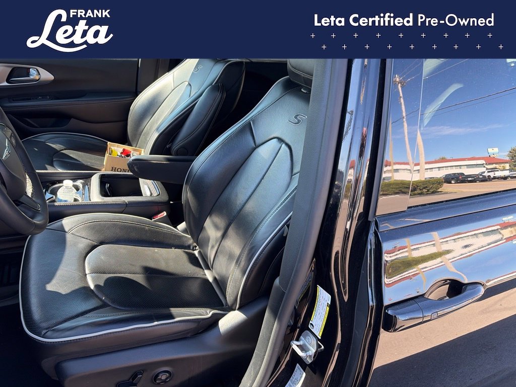Used 2025 Diamond Black Crystal Pearlcoat Chrysler  image 11
