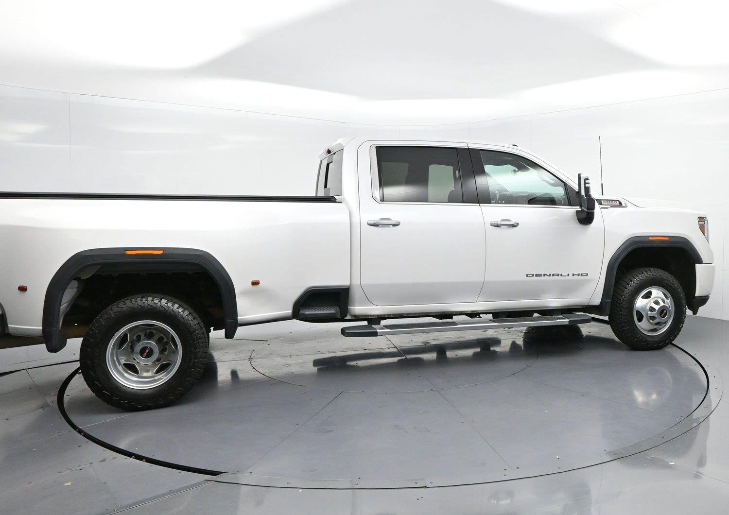 Used 2022 White Frost Tricoat GMC Denali image 8