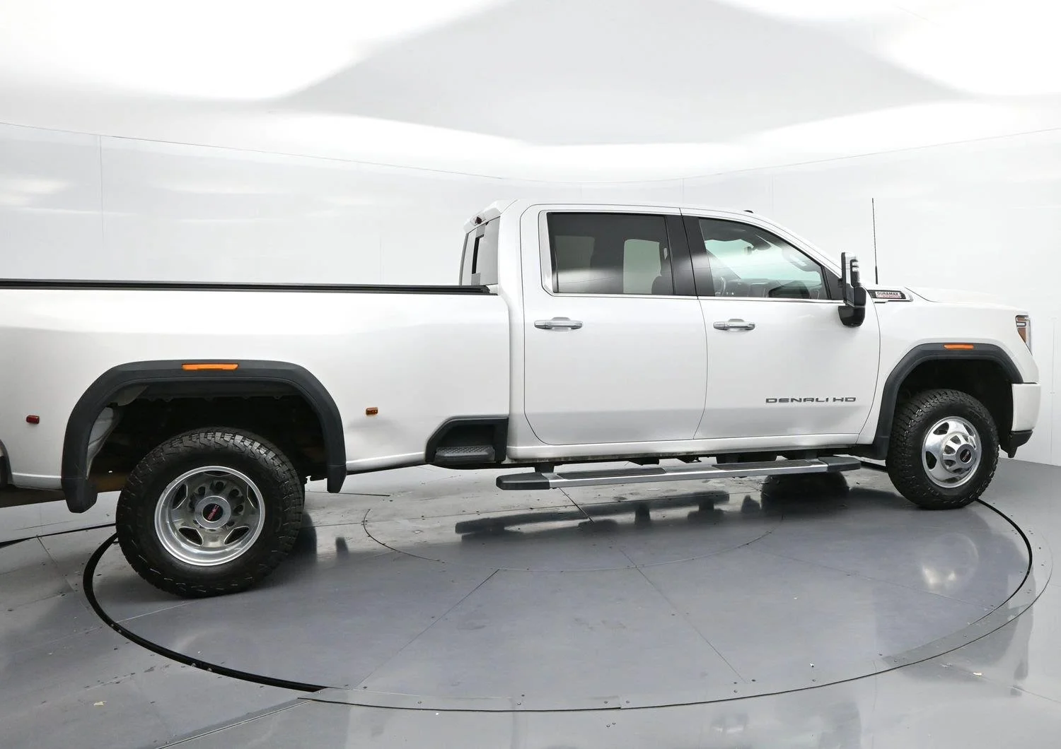 Used 2022 White Frost Tricoat GMC Denali image 8