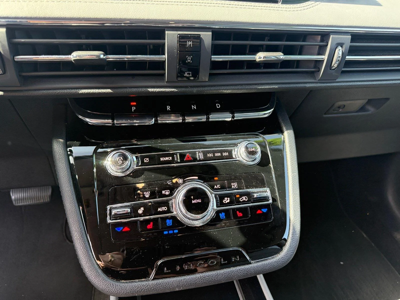 Used 2022 Pristine White Lincoln Standard image 12