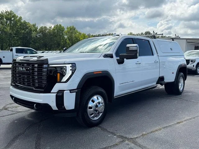 Used 2025 White GMC Denali Ultimate image 11